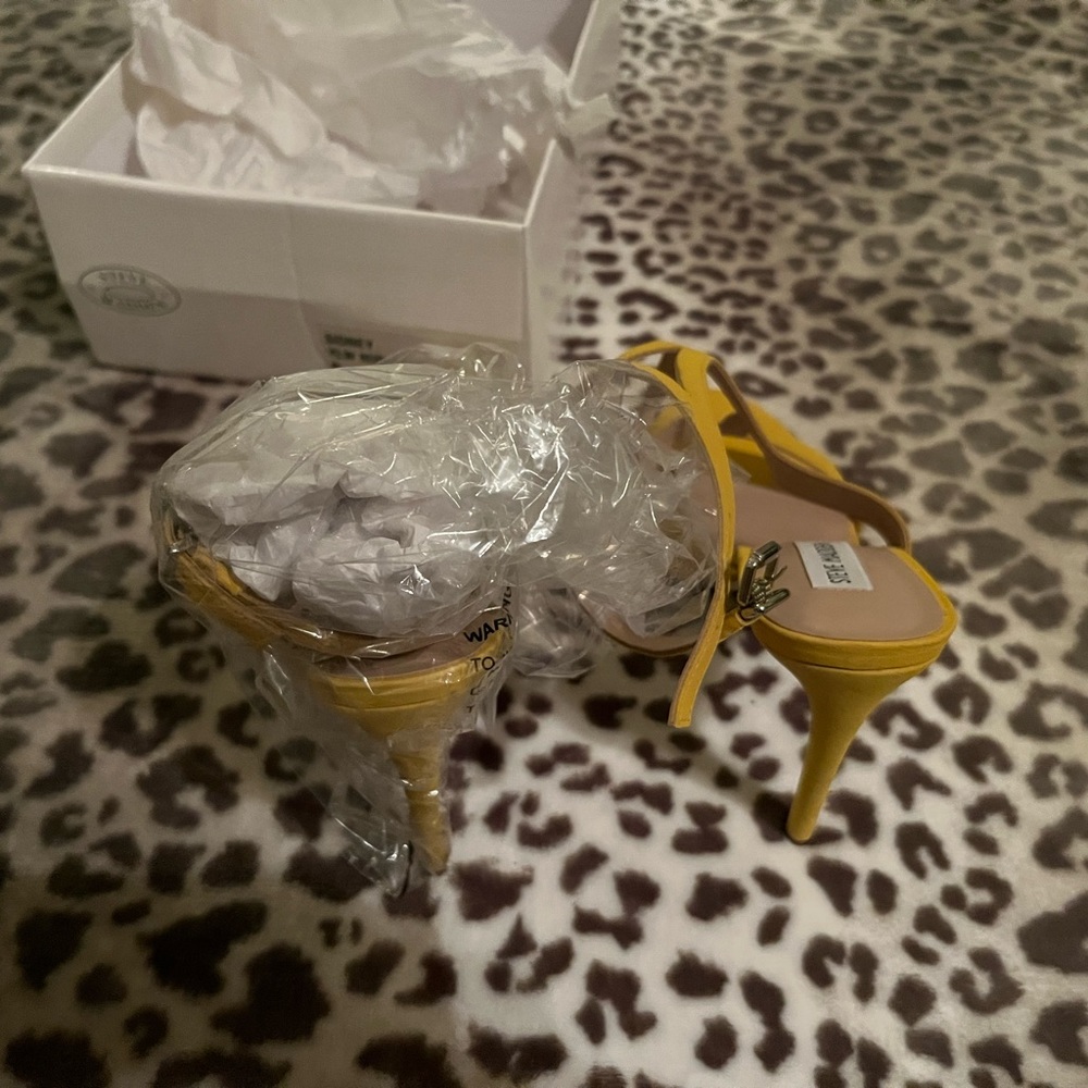 Steve Madden yellow heels strap around ankles size 9 new excellent condition - Picture 7 of 7